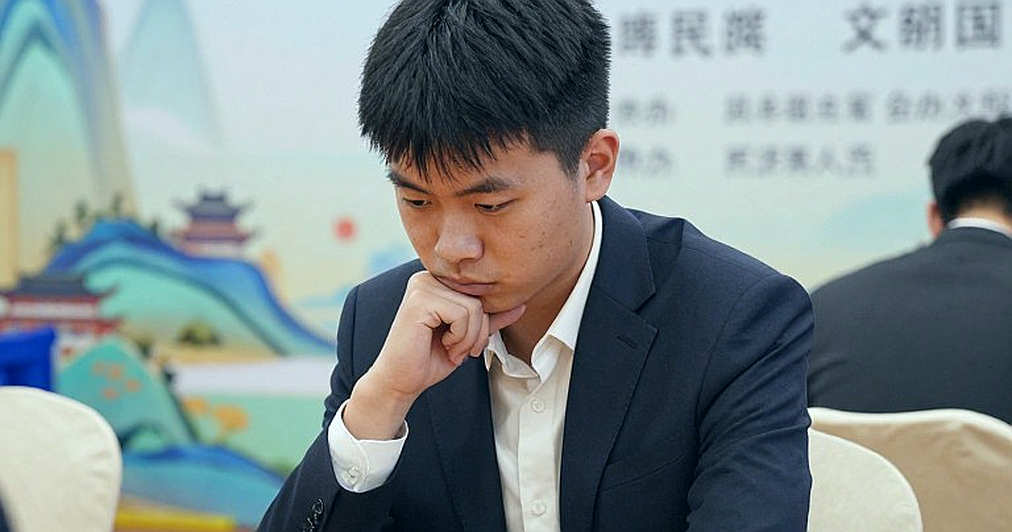 Nước 9...a5 trong Phòng thủ Ấn Độ: Khi ký ức bàn cờ tìm lối thoát khỏi cỗ máy